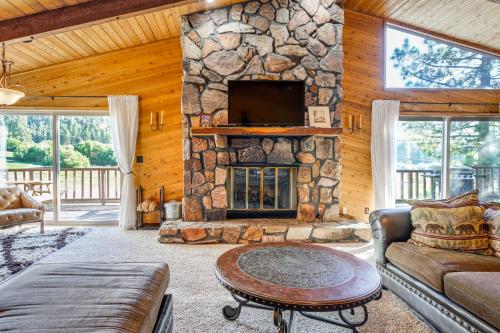Spacious Big Bear Lake Cabin Hot Tub, Game Room! in Big Bear Lake, USA