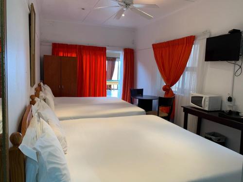 1 queen bed, 2 twin beds