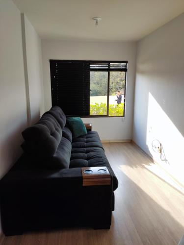 Apartamento mobiliado com ar condicionado em um quarto