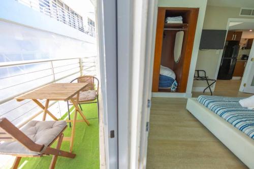 King 1 Bed Apt with rooftop pool C202 in Miami Beach, USA