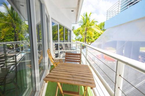 King 1 Bed Apt with rooftop pool C202 in Miami Beach, USA