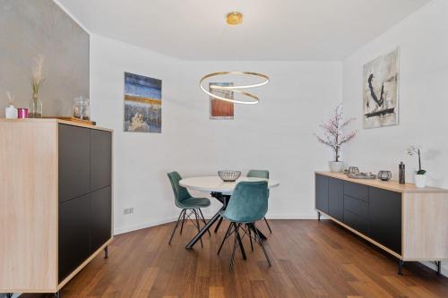 厨房, Modern Lux Apartment with Balcony in Luxembourg in 岑斯