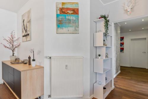 厨房, Modern Lux Apartment with Balcony in Luxembourg in 岑斯