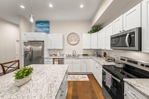 Historic Freshly Renovated 8-Bedroom Townhomes - Downtown Loudon in Loudon, USA