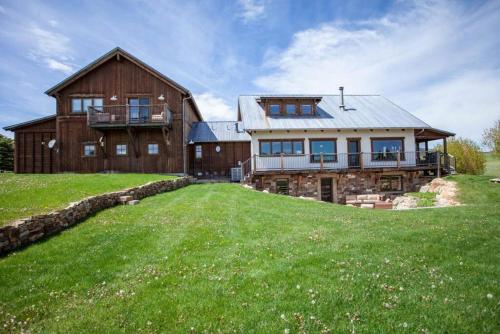 Meredith Ranch Chalet and Guest House in Livingston, USA