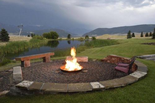 Meredith Ranch Chalet and Guest House in Livingston, USA