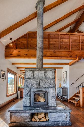 Meredith Ranch Chalet and Guest House in Livingston, USA