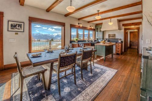 Meredith Ranch Chalet and Guest House in Livingston, USA