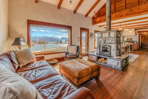 Meredith Ranch Chalet and Guest House in Livingston, USA