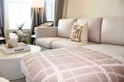 Stylish Cozy Family Cottage with Golf Cart - 1 mile to Dwntn Ocean Springs and beach in Ocean Springs, USA