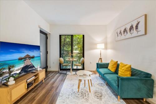 Cozy 1BR apt in Hollywood w Pool, Gym and Parking, Los Angeles