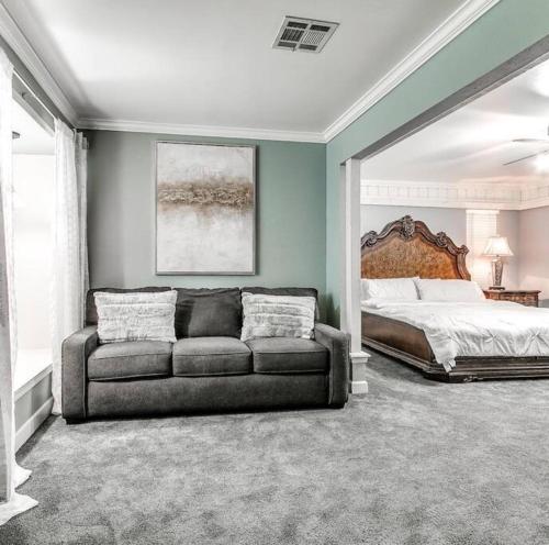 Beautiful home with pool and king beds in Oklahoma City, USA