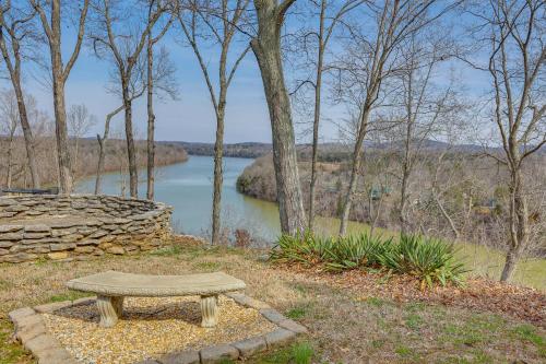 Lake Cumberland Resort Condo with Direct Lake Access in Burnside, USA
