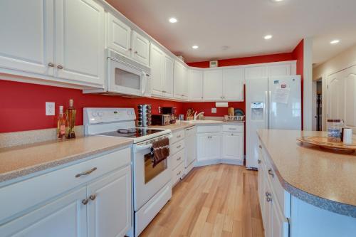 Lake Cumberland Condo - Resort Pool and Golf Course - image 7