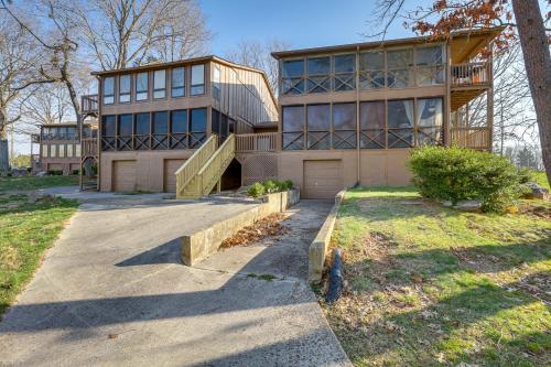 Lake Cumberland Condo - Resort Pool and Golf Course - main image