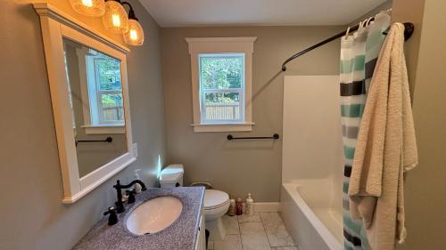 Dušš, En-suite with separate entrance in Point Roberts