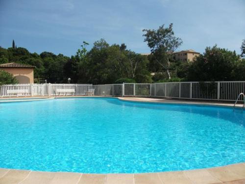 Apartment with Garden View room in Appartement climatisé 4 personnes dans une résidence avec piscine