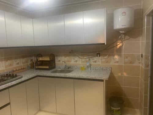 Mooie gemeubileerde appartement 4e etage midden in de stad in 알 호세 이마