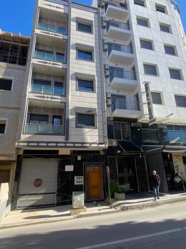 Mooie gemeubileerde appartement 4e etage midden in de stad in 알 호세 이마