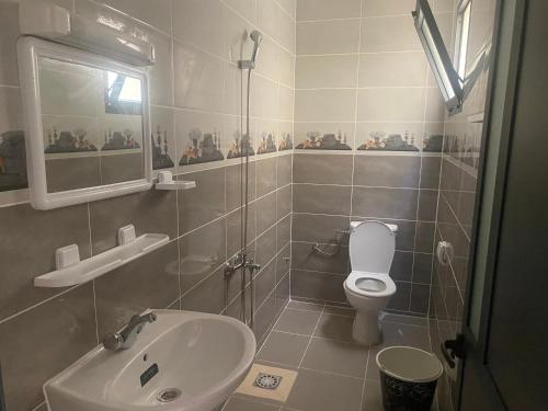 Mooie gemeubileerde appartement 4e etage midden in de stad in 알 호세 이마