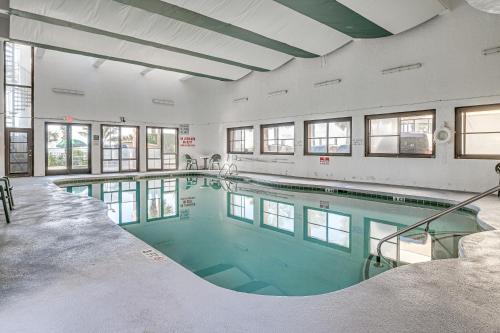 Myrtle Beach Condo with Atlantic Views and Resort Perks - image 6