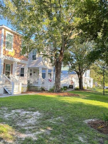 Cute and Cozy Comfy Birds Junior Cottage - 1 mile to Dwntn Ocean Springs, near Beach with Golf Cart