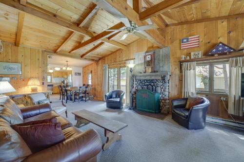 21 Mi to Slopes! Torch Lake Home w/ Private Beach – khách sạn tại Petoskey