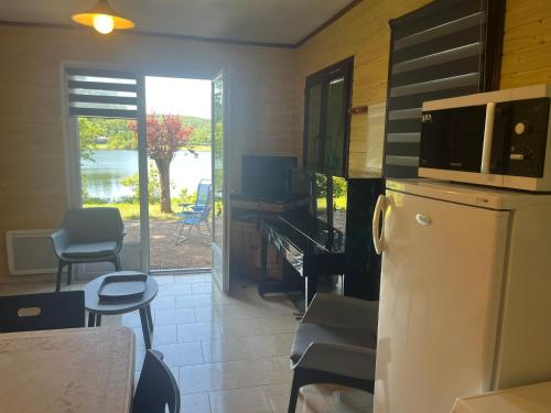 Koplietošanas atpūtas telpa ar TV, Chalet les pieds dans l'eau, Accès privé au lac (Chalet les pieds dans l'eau, Acces prive au lac) in Laroquebrou