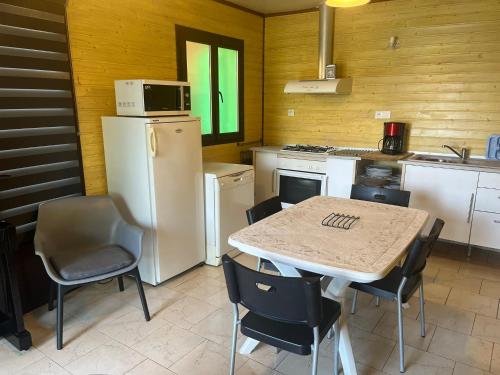 virtuve, Chalet les pieds dans l'eau, Accès privé au lac (Chalet les pieds dans l'eau, Acces prive au lac) in Laroquebrou