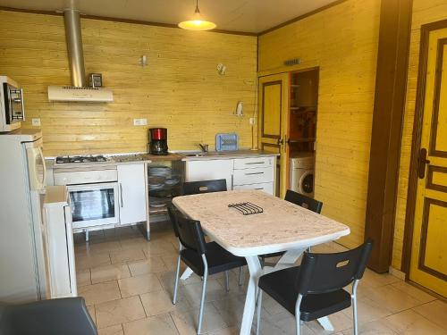 virtuve, Chalet les pieds dans l'eau, Accès privé au lac (Chalet les pieds dans l'eau, Acces prive au lac) in Laroquebrou