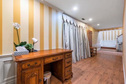 Charming Retreat on Cypress Street, Your Home Away from Home in Vancouver, Canada