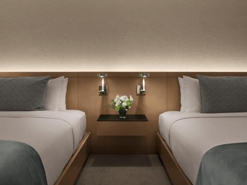 Deluxe Room with Two Queen Beds image 2