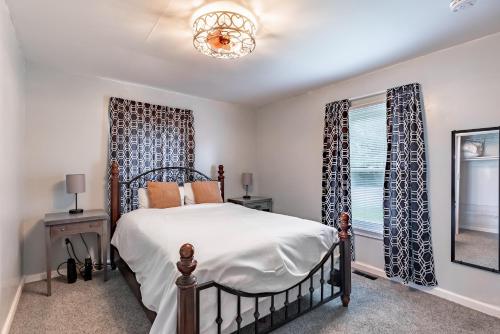 Family-Friendly 2BR Cottage Near Creve Coeur Lake in Maryland Heights, USA