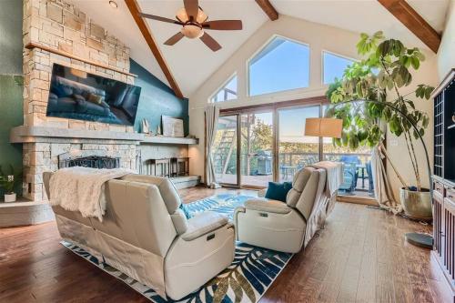 Lakeside 3BR Cabin With Spacious Patio and Gameroom in Jonestown, Vereinigte Staaten von Amerika