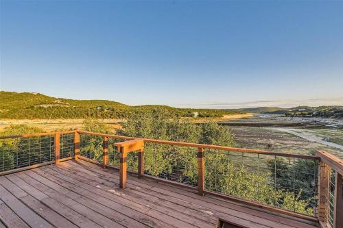 Lakeside 3BR Cabin With Spacious Patio and Gameroom in Jonestown, USA