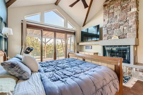 Lakeside 3BR Cabin With Spacious Patio and Gameroom in Jonestown, USA