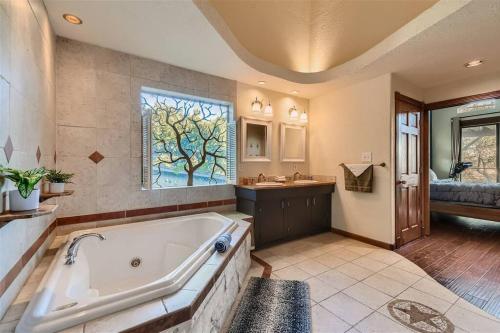 Lakeside 3BR Cabin With Spacious Patio and Gameroom in Jonestown, USA
