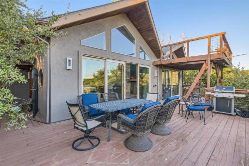Lakeside 3BR Cabin With Spacious Patio and Gameroom in Jonestown, USA