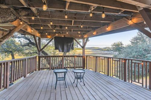 Lakeside 3BR Cabin With Spacious Patio and Gameroom in Jonestown, USA