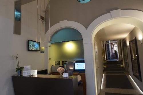 Trevi Palace Luxury Inn - image 9