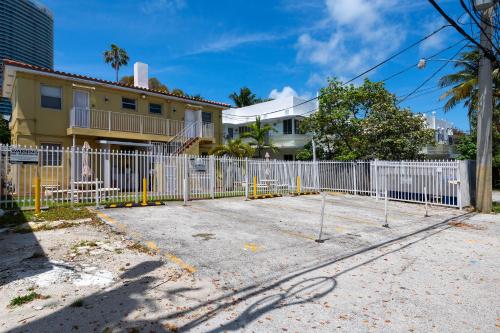 Bellamor Apts at 5th St Shopping Mall in Miami Beach, USA