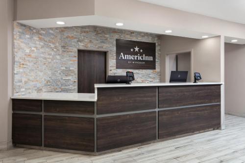 AmericInn by Wyndham Eagle River Downtown - 로비