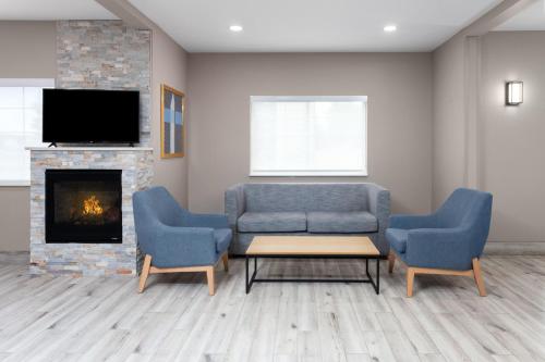AmericInn by Wyndham Eagle River Downtown - 로비