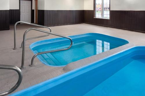 AmericInn by Wyndham Eagle River Downtown - 온수 욕조