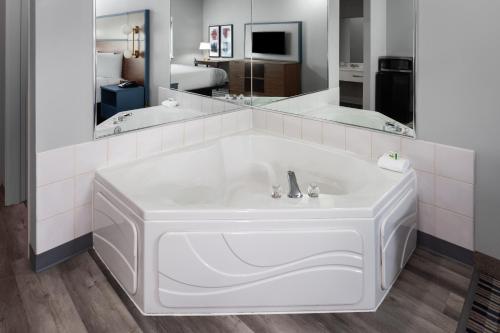 AmericInn by Wyndham Eagle River Downtown - 온수 욕조