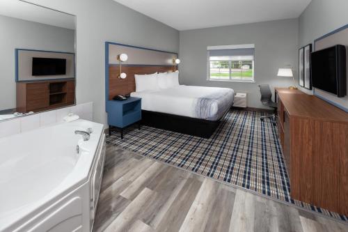 AmericInn by Wyndham Eagle River Downtown