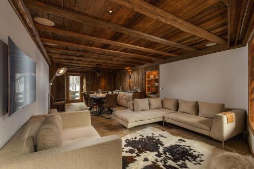 Apartment with Mountain View