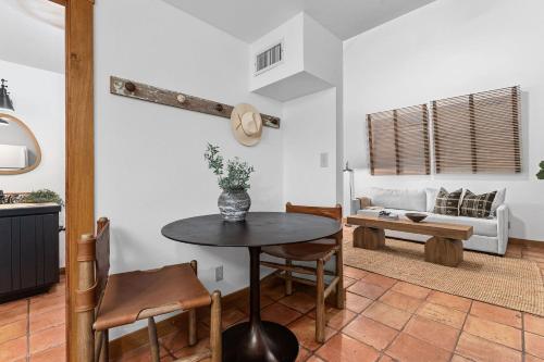 The Wagen Haus, fireplace and hot tub! in Fredericksburg, USA
