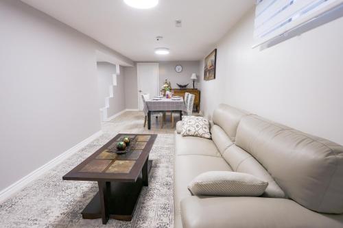 1,200sq ft comfy home, perfect location, luxury bedding, feels like home! in Mississauga, Canada
