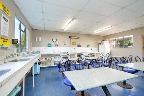 beach road holiday park in Otatara